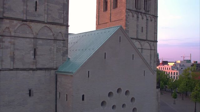 St Paulus Dom in Muenster mit Blick zur Lamberti Kirche, Drohne - Auffahrt