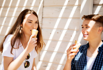 Obraz na płótnie Canvas The couple teenage friends with ice cream