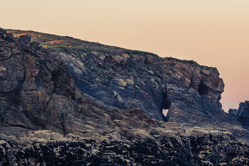 Herz in den Klippen an der französischen Atlantikküste