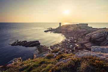 Leuchtturm am Pointe de Kermorvan in der Bretagne bei Sonnenuntergang