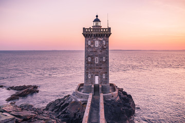 Leuchtturm am Pointe de Kermorvan in der Bretagne bei Sonnenuntergang