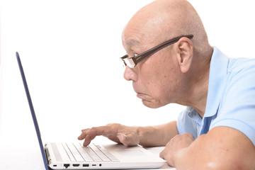 シニアとノートパソコン