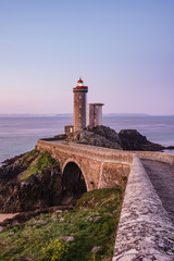 Leuchtturm Phare du Petit Minou in der Bretagne bei Sonnenuntergang