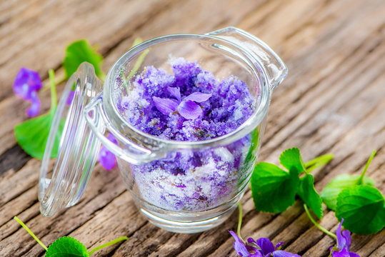 Produkte aus Veilchen - Viola; Duftveilchen; Bl&uuml;ten; Kr&auml;uter; Naturheilkunde; Medizin; Hom&ouml;opathie;