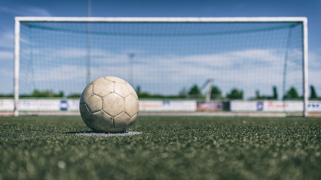 Fu&szlig;ball liegt vor Tor auf Elfmeterpunkt