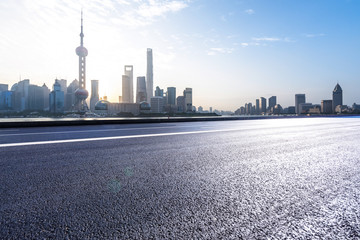 Obraz premium empty asphalt road with modern office building