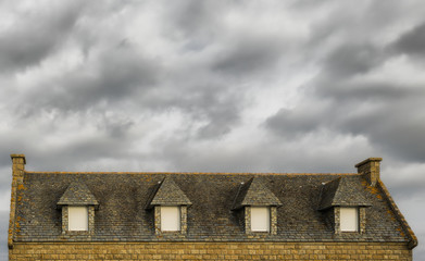 Fototapeta na wymiar Modernes Schieferdach mit Dacheindeckung aus Naturschiefer - Modern slate roof with natural slate roofing 