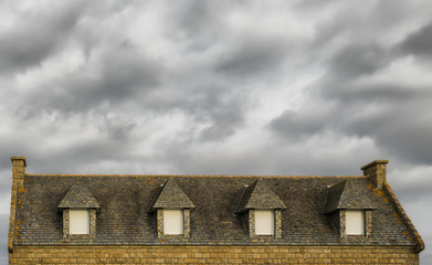 Modernes Schieferdach mit Dacheindeckung aus Naturschiefer - Modern slate roof with natural slate...