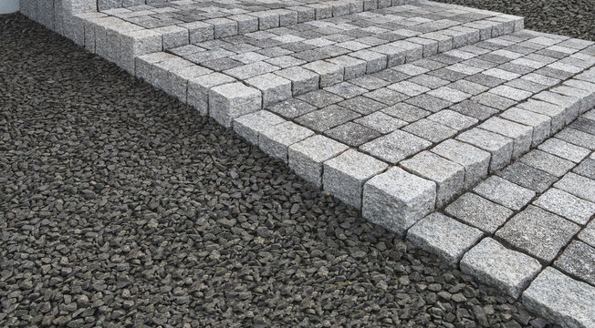 Flache Au&szlig;entreppe Gartentreppe aus Natursteinpflaster und Betonsteinpflaster - Flat outdoor stairs Garden stairs made of natural stone paving and concrete stone paving