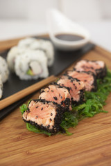 Sushi Wakame Tataki Salmon
