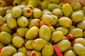 Olives vertes avec du poivron rouge sur le marché provençal. Gros plan.