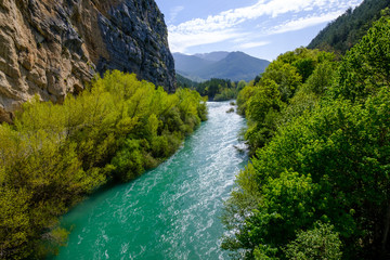 Vue sur le Verdon au printemps, depuis le pont du Roc, village de Castellane Alpes de Haute...