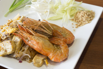 Thai noodle with shrimp (PAD THAI NOODLES)