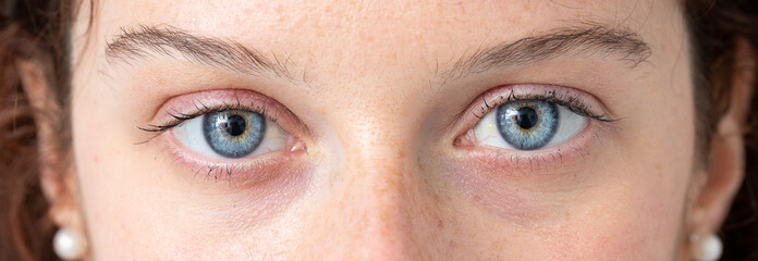 Fototapeta premium Niebieskie oko młodej kobiety rasy kaukaskiej
