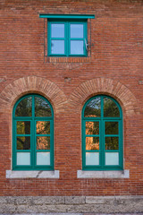 Fototapeta na wymiar Rundbogenfenster Backsteinmauer Rosenheim, Hochformat