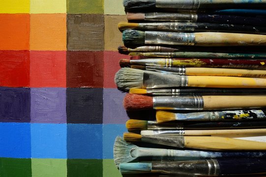 viele verschiedene Pinsel auf einer Farbtabelle, Kunst, Malerei, &Uuml;bung