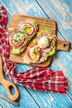 Sandwich with tomatoes, eggs and lettuce.