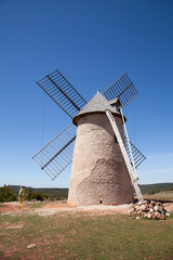 Femme au pied d'un moulin &agrave; vent