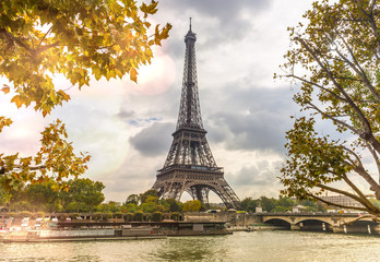 Fototapeta na wymiar La Tour Eiffel sur les bords de la Seine à Paris, France
