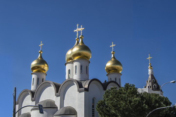 CÚPULAS DORADAS DE LA IGLESIA ORTODOXA DE SANTA MARÍA MAGDALENA/ Cúpulas doradas  de la Iglesia Ortodoxa rusa de Santa María Magdalena en Madrid. España. Europa.