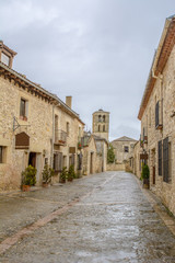 Fototapeta na wymiar Una calle de la villa medieval de Pedraza en Segovia