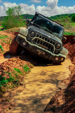 All-terrain vehicle crossing an area of mud with great lateral slope