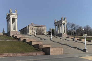 Obraz premium Volgograd, Russia, architectural ensemble of the Central embankment, in the early spring morning.