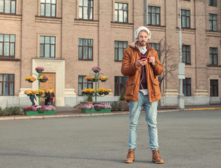 Obraz premium Handsome hipster with headphones listening to music outdoors