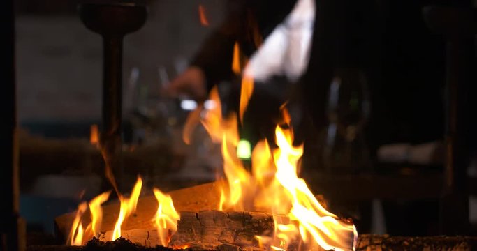 deux personnes qui trinquent avec coupe de champagne