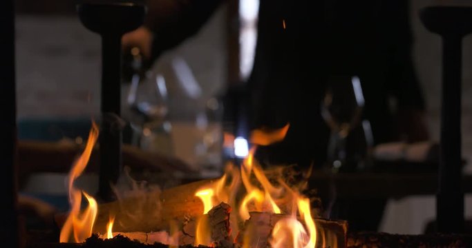 deux personnes qui trinquent avec coupe de champagne