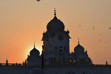 Naklejka premium golden temple at sunset