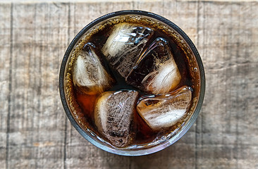 Topview a glass of cola with ice on the table. - obrazy, fototapety, plakaty