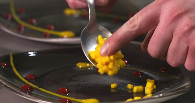 pr&eacute;paration d'un dessert dans un grand restaurant 