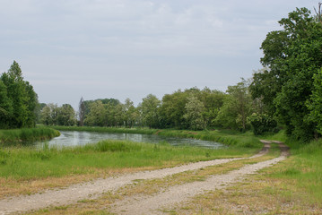 canale d'acqua corre attraverso la campagna