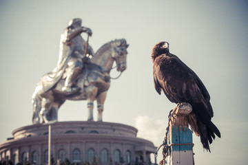 Fototapeta premium Vulture and Genghis Khan Monument