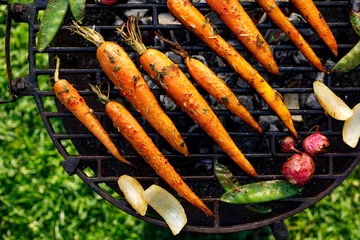 Crédence de cuisine en verre imprimé Grill / Barbecue Grilled carrots in a herbal marinade on a grill plate, outdoor, top view. Grilled vegetarian food, bbq