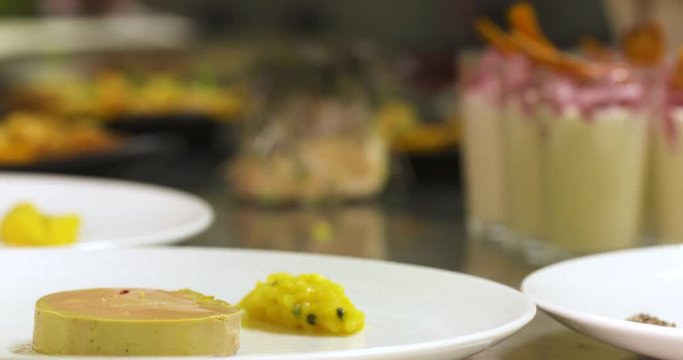 assiette de foie gras dans un restaurant
