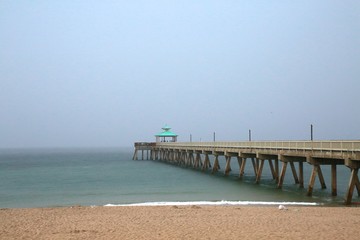 Obraz premium North Side of the Deerfield Beach, Florida Pier under Gloomy Overcast Sky with Impending Rain