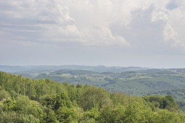 Obraz premium landscape, mountain, sky, nature, forest, panorama, blue, green, view, hill, mountains, clouds, summer, tree, grass, cloud, countryside, travel, rural, outdoor, trees, scenic, panoramic, sun, day