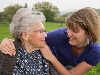 Seniorin mit Pflegekraft