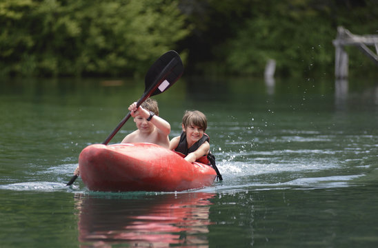 Dos Hermanos Disfrutando del Kayak en Vacaciones de Verano. 