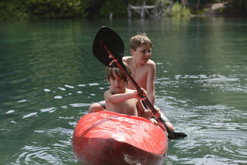 Dos Hermanos Disfrutando del Kayak en Vacaciones de Verano. 