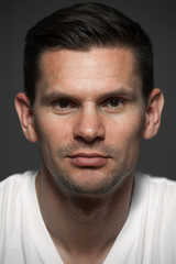 Obraz premium Close-up portrait of positive caucasian man on gray background