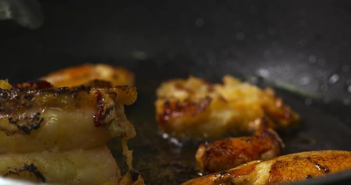 cuisson de queues de homard dans un restaurant gastronomique