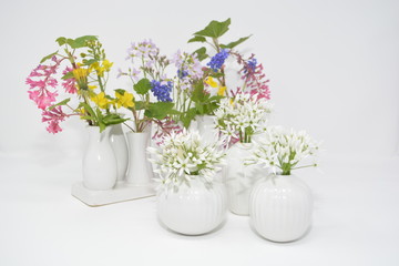 Frühlingsblumen, Blumensträße in verschiedenen Vasen
