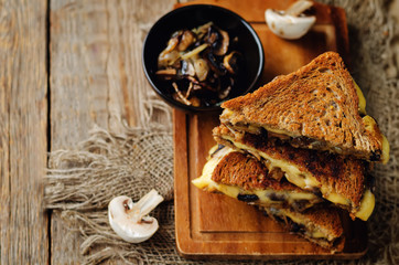 Gauda Cheese roasted Mushrooms and onion rye sandwich © nata_vkusidey