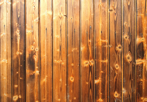 Holzwand mit einzelnen vertikalen Brettern