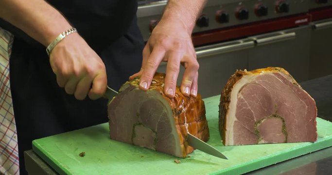 d&eacute;coupe d'un jambon persill&eacute; 