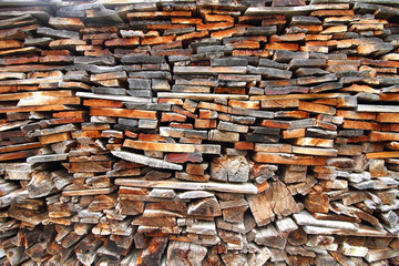 Gestapelte Holzbretter in verschiedenen Gr&ouml;&szlig;en.