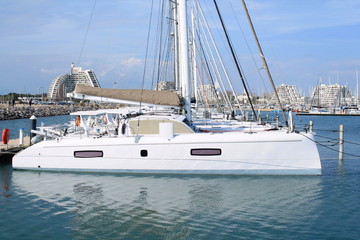 Fototapeta premium La grande Motte, Station balnéaire et port de plaisance à proximité de Montpellier 